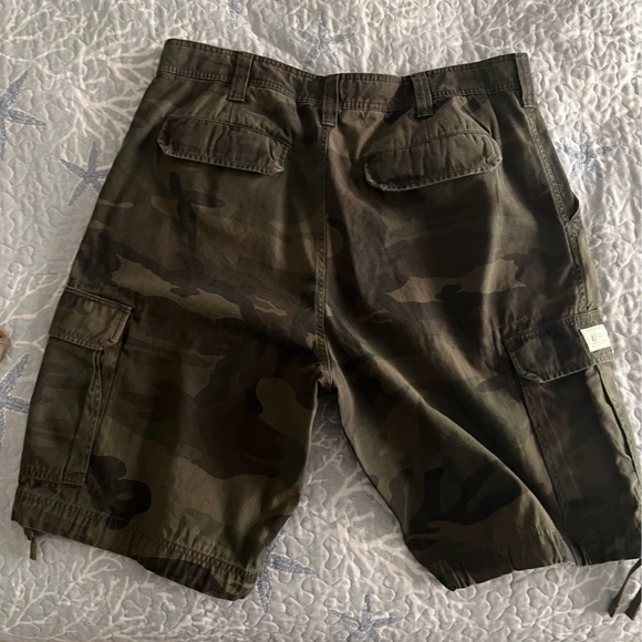 Men's Cargo Camoflauge shorts. Size 38 - Picture 4 of 4